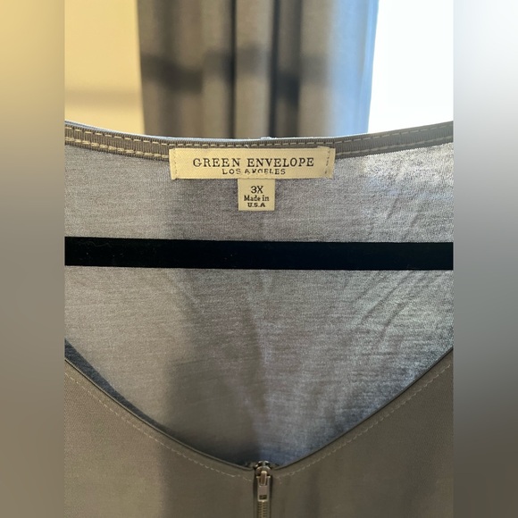 Green Envelope Light Gray Long Sleeve V-Neck Top with Silver Zipper Accent - Picture 3 of 3